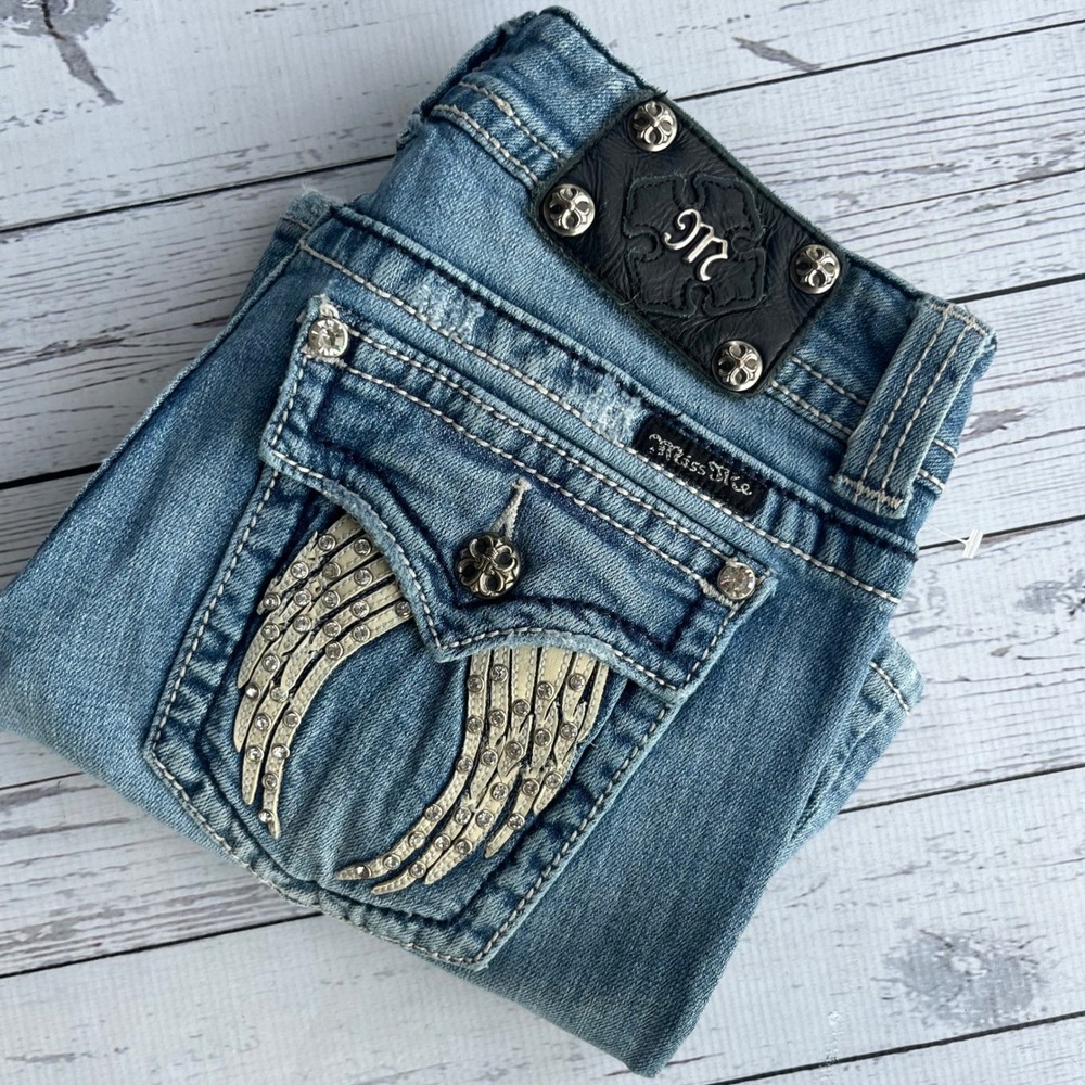 Miss Me Wing Rhinestone Distressed Rhinestone Capri Jeans Light Wash Size 28